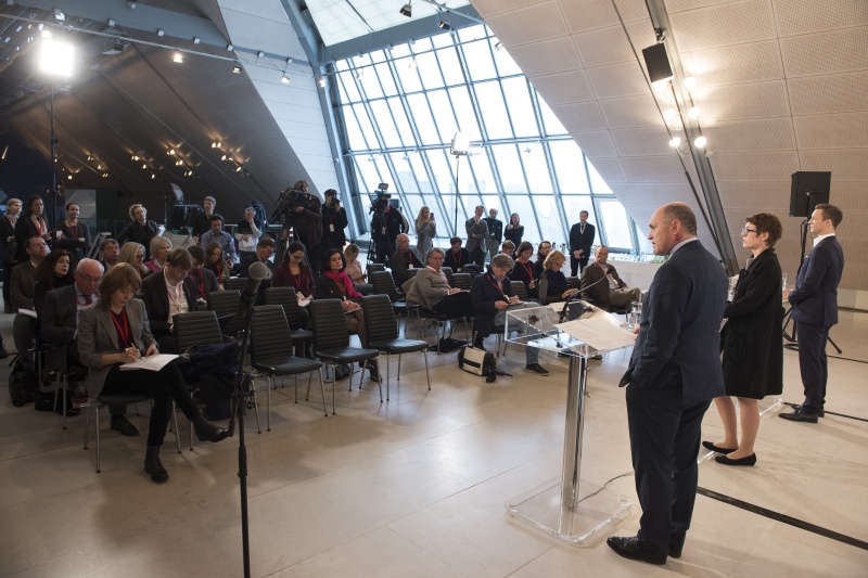 Blick Richtung VeranstaltungsteilnehmerInnen. Am Rednerpult von links:  Nationalratspräsident Wolfgang Sobotka (V), Direktorin Haus der Geschichte Österreich Monika Sommer, Bundesminister für EU, Kunst, Kultur und Medien Gernot Blümel (V)