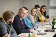 Nationalratspräsident Wolfgang Sobotka (V) (2. von links) im Gespräch mit StudentInnen der Universität Salzburg