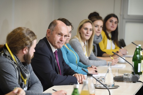 Nationalratspräsident Wolfgang Sobotka (V) (2. von links) im Gespräch mit StudentInnen der Universität Salzburg
