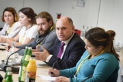 Nationalratspräsident Wolfgang Sobotka (V) (2. von rechts) im Gespräch mit StudentInnen der Universität Salzburg