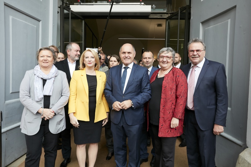 Von links: Dritte Nationalratspräsidentin Anneliese Kitzmüller (F), Zweite Nationalratspräsidentin Doris Bures (S), Nationalratspräsident Wolfgang Sobotka (V), Bundesratspräsidentin Inge Posch-Gruska (S), Bundesratsvizepräsident Ewald Lindinger (S) begrüßen die BesucherInnen