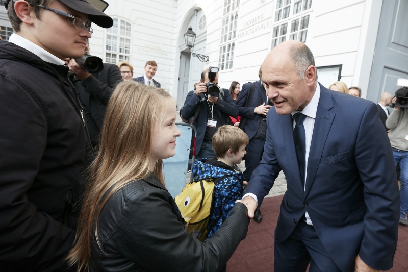 Nationalratspräsident Wolfgang Sobotka (V) begrüßt die ersten BesucherInnen