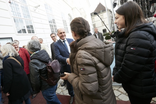 Nationalratspräsident Wolfgang Sobotka (V) begrüßt die ersten BesucherInnen