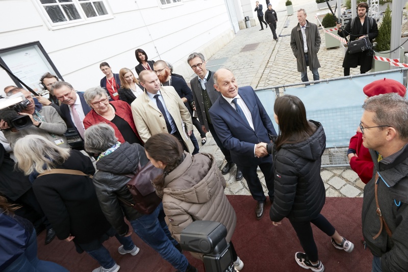 Nationalratspräsident Wolfgang Sobotka (V) begrüßt die ersten BesucherInnen
