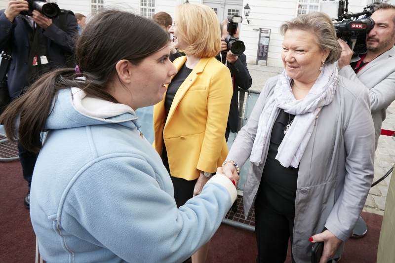 Dritte Nationalratspräsidentin Anneliese Kitzmüller (F) begrüßt die ersten BesucherInnen