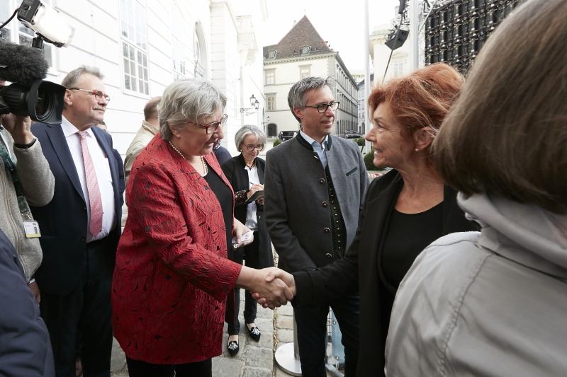 Bundesratspräsidentin Inge Posch Gruska (S) begrüßt die ersten BesucherInnen