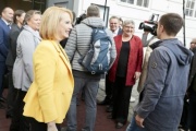 Zweite Nationalratspräsidentin Doris Bures (S) begrüßt die ersten BesucherInnen