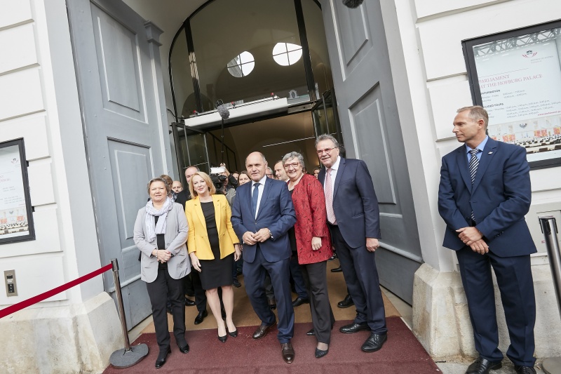 Von links: Dritte Nationalratspräsidentin Anneliese Kitzmüller (F), Zweite Nationalratspräsidentin Doris Bures (S), Nationalratspräsident Wolfgang Sobotka (V), Bundesratspräsidentin Inge Posch-Gruska (S), Bundesratsvizepräsident Ewald Lindinger (S) begrüßen die BesucherInnen