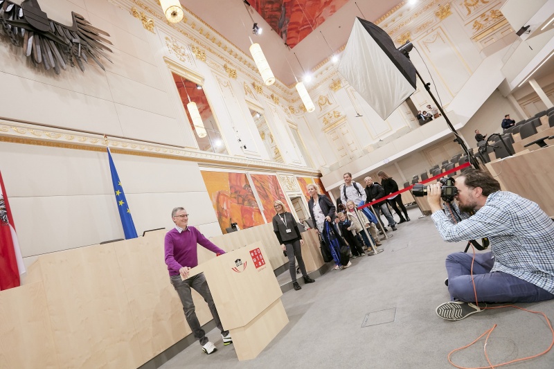 VeranstaltungsteilnehmerInnen lassen sich am Rednerpult fotografieren