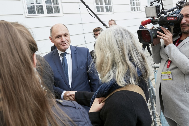 Nationalratspräsident Wolfgang Sobotka (V) begrüßt die ersten BesucherInnen