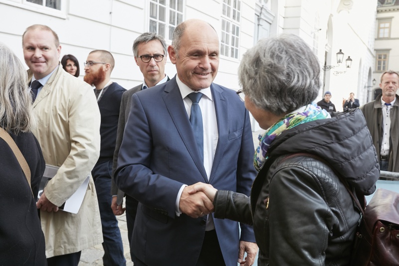Nationalratspräsident Wolfgang Sobotka (V) begrüßt die ersten BesucherInnen