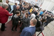 Bundesratspräsidentin Inge Posch Gruska (S) begrüßt die ersten BesucherInnen
