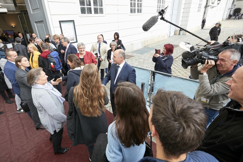 Nationalratspräsident Wolfgang Sobotka (V) begrüßt die ersten BesucherInnen