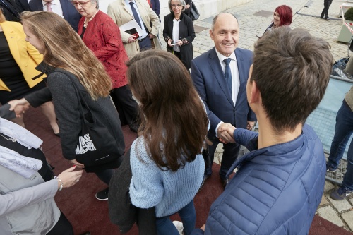 Nationalratspräsident Wolfgang Sobotka (V) begrüßt die ersten BesucherInnen