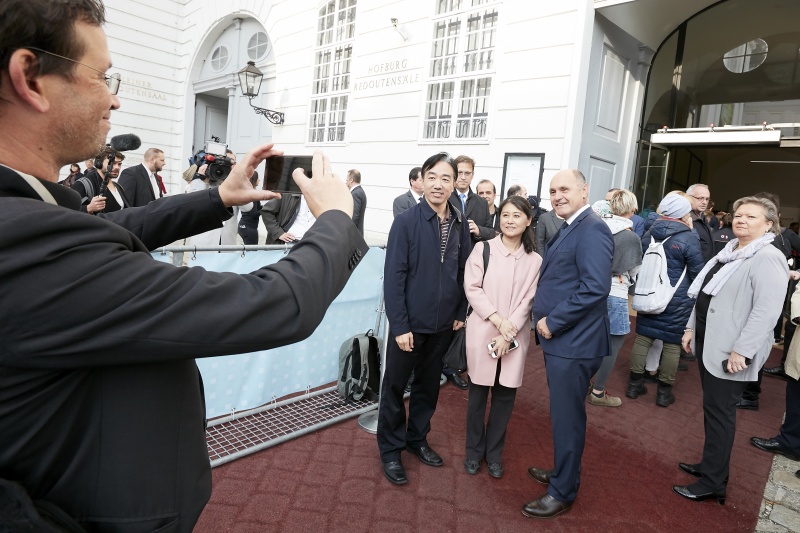 Nationalratspräsident Wolfgang Sobotka (V) mit VeranstaltungsteilnehmerInnen