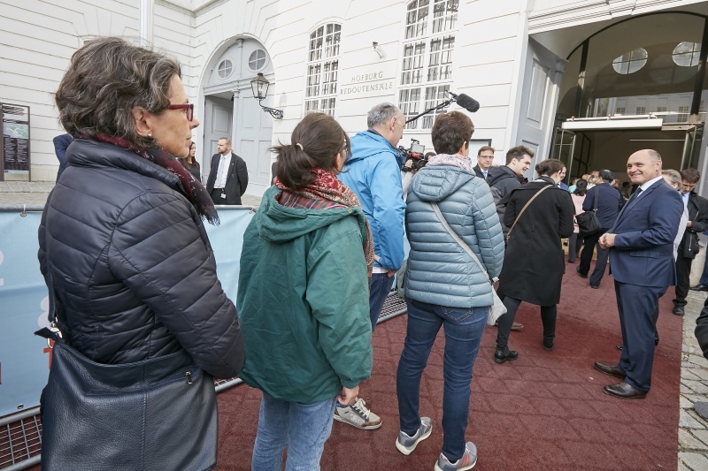 Nationalratspräsident Wolfgang Sobotka (V) begrüßt die ersten BesucherInnen