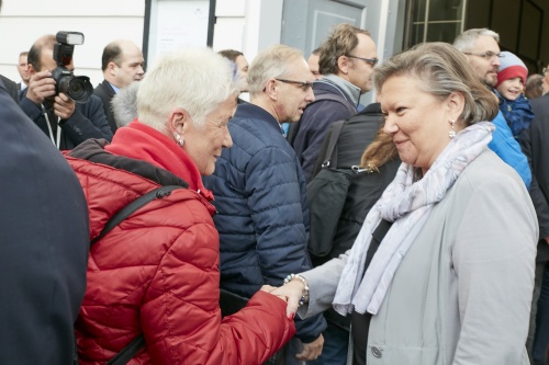 Dritte Nationalratspräsidentin Anneliese Kitzmüller (F) begrüßt die ersten BesucherInnen