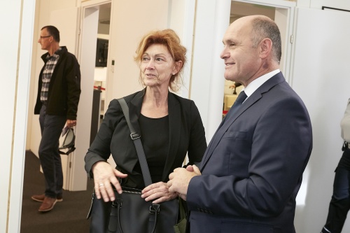 Nationalratspräsident Wolfgang Sobotka (V) begrüßt die BesucherInnen in seinen Amtsräumen