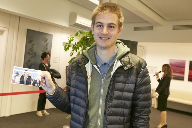 Veranstaltungsteilnehmer mit Foto aus der Greenbox