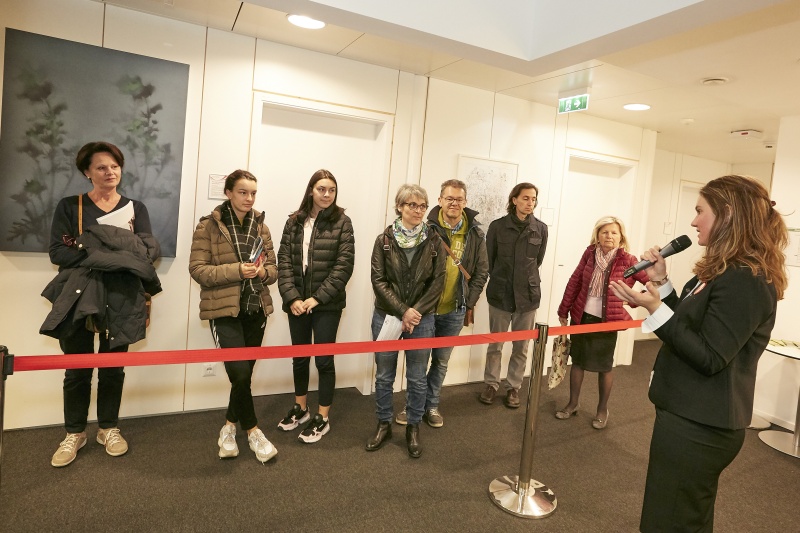 VeranstaltungsteilnehmerInnen informieren sich über die Arbeit des Nationalratspräsidenten