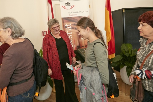 Bundesratspräsidentin Inge Posch-Gruska (S) begrüßt die VeranstaltungsteilnehmerInnen in ihren Amtsräumen