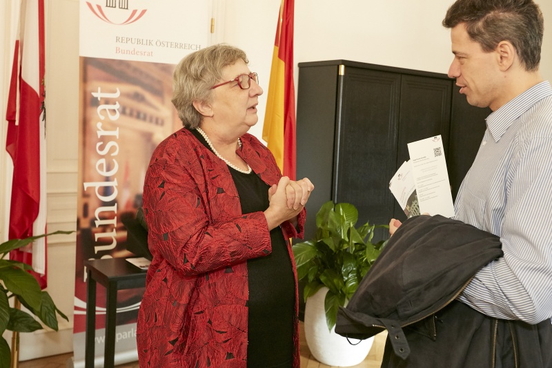 Bundesratspräsidentin Inge Posch-Gruska (S) begrüßt die VeranstaltungsteilnehmerInnen in ihren Amtsräumen