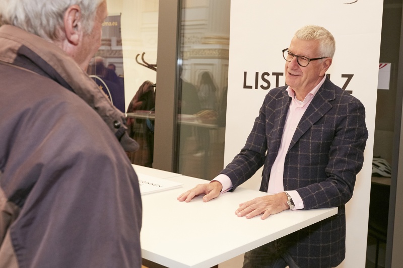 Nationalratsabgeordneter Bruno Rossmann (P) am Informationsstand der Liste Pilz