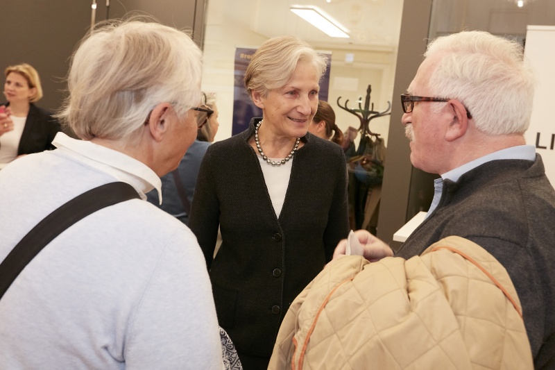 Nationalratsabgeordnete Irmgard Griss (N) am Informationsstand der NEOS