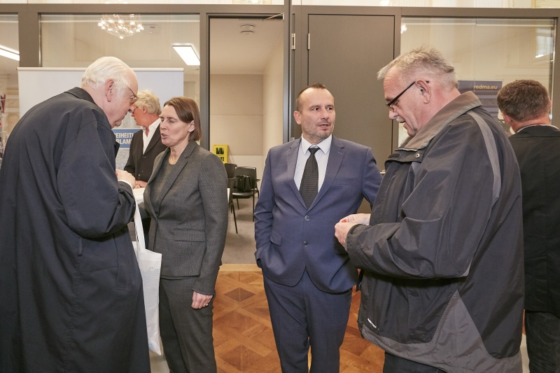 Die Nationalratsabgeordneten Petra Wagner (F) und Alois Kainz (F) im Gespräch mit VeranstaltungsteilnehmerInen