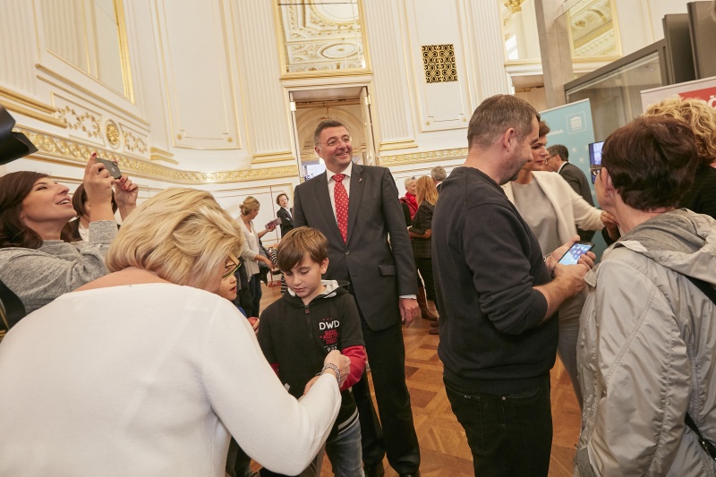 Nationalratsabgeordneter Jörg Leichtfried (S) im Gespräch mit VeranstaltungsteilnehmerInnen