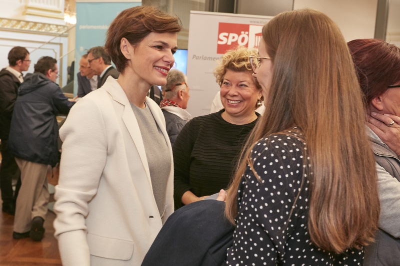 Klubobfrau Pamela Rendi-Wagner (S) im Gespräch mit VeranstaltungsteilnehmerInnen