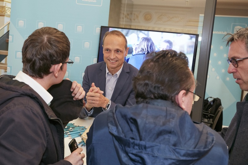 Nationalratsabgeordneter Wolfgang Gerstl (V) im Gespräch mit VeranstaltungsteinehmerInnen