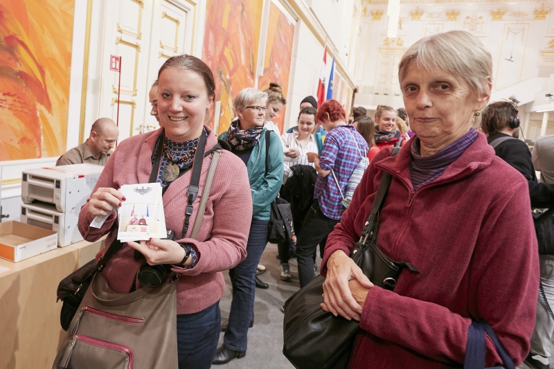 VeranstaltungsteilnehmerInnen mit einem Erinnerungsfoto