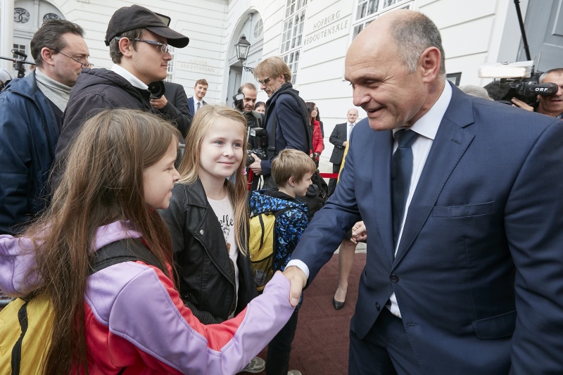 Nationalratspräsident Wolfgang Sobotka (V) begrüßt die ersten BesucherInnen