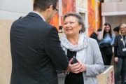 Driitte Nationalratspräsidentin Anneliese Kitzmüller (F) im Gesrpäch mit einem Veranstaltungsteilnehmer