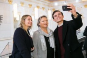 Driitte Nationalratspräsidentin Anneliese Kitzmüller (F) mit VeranstaltungsteilnehmerInnen auf der Besuchergalerie