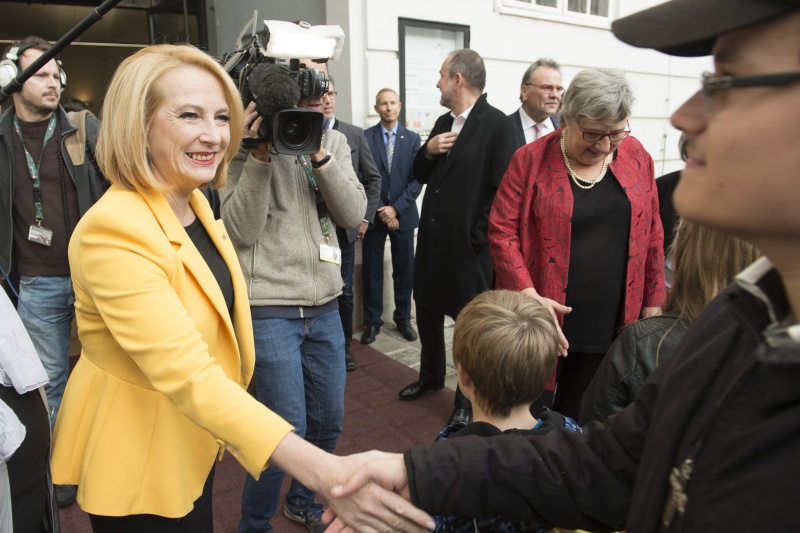 Zweite Nationalratspräsidentin Dors Bures (S) begrüßt die ersten BesucherInnen