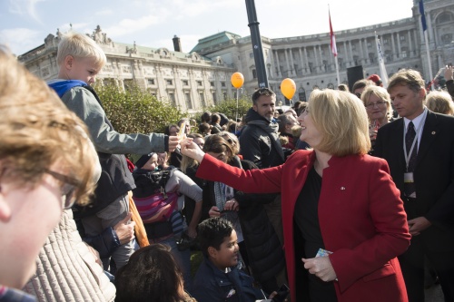 Zweite Nationalratspräsidentin Dors Bures (S) begrüßt einen Jungen bei den Pavillons am Heldenplatz
