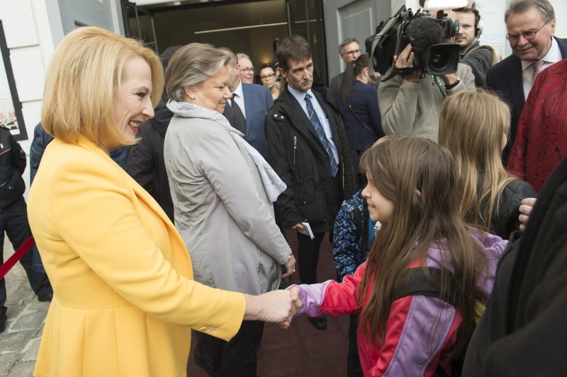 Zweite Nationalratspräsidentin Dors Bures (S) begrüßt die ersten BesucherInnen