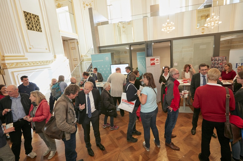 ParlamentarierInnen im Gespräch mit BesucherInnen
