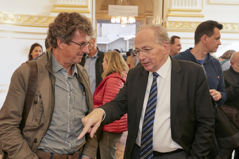 ParlamentarierInnen im Gespräch mit BesucherInnen