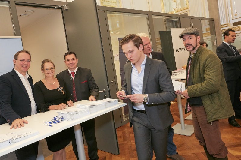 ParlamentarierInnen im Gespräch mit BesucherInnen