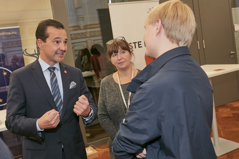 ParlamentarierInnen im Gespräch mit BesucherInnen