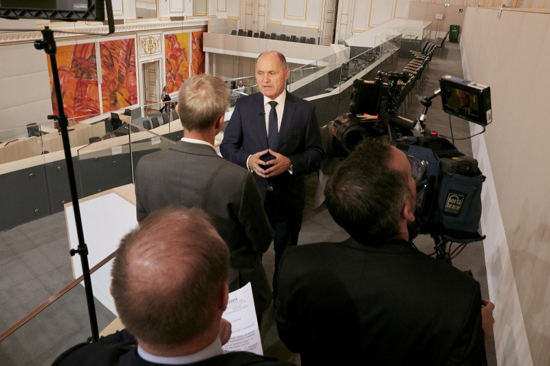 Nationalratspräsident Wolfgang Sobotka (V) im Fernsehinterview auf der Besuchergalerie