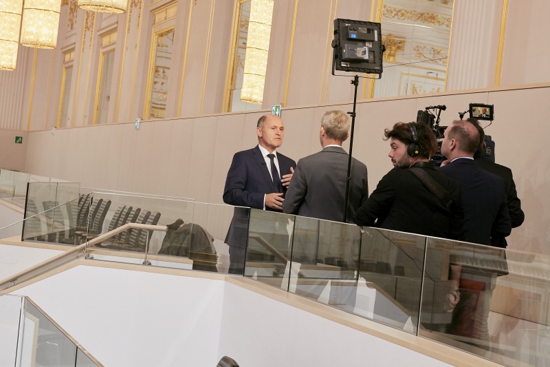 Nationalratspräsident Wolfgang Sobotka (V) im Fernsehinterview auf der Besuchergalerie