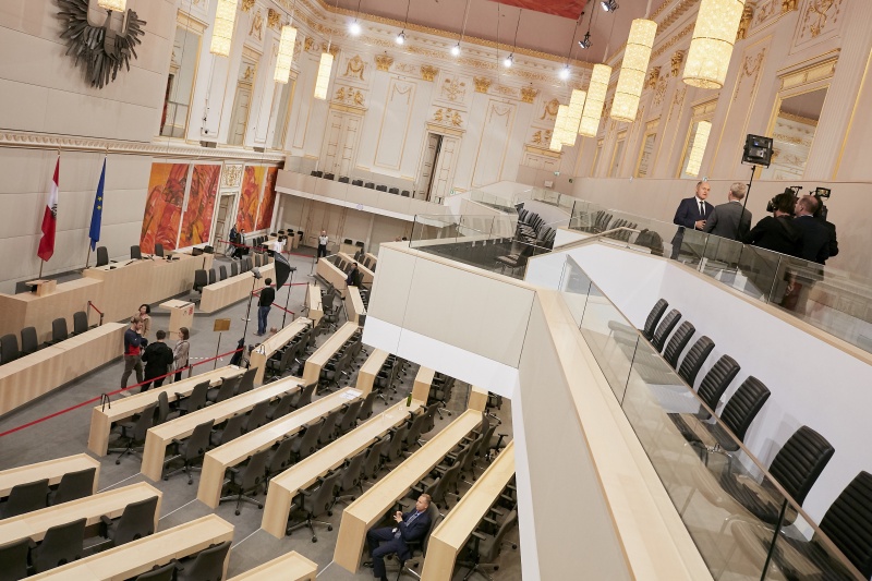 Nationalratspräsident Wolfgang Sobotka (V) im Fernsehinterview auf der Besuchergalerie