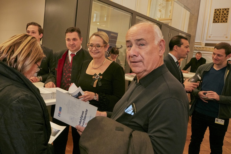 ParlamentarierInnen im Gespräch mit BesucherInnen