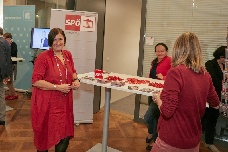 ParlamentarierInnen im Gespräch mit BesucherInnen
