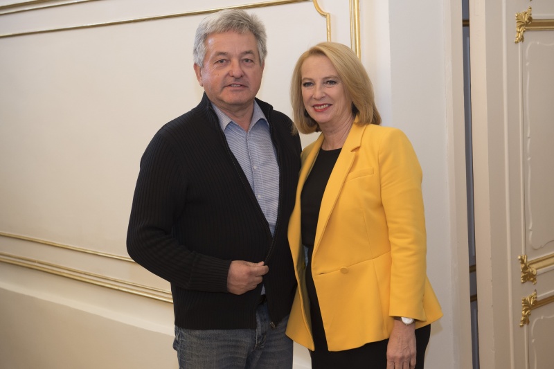 Zweite Nationalratspräsidentin Doris Bures (S) mit BesucherInnen