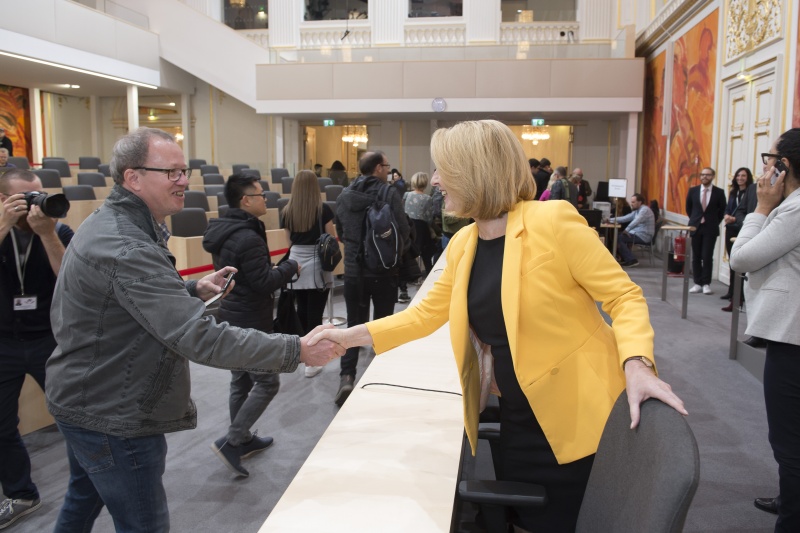 Zweite Nationalratspräsidentin Doris Bures (S) begrüßt BesucherInnen